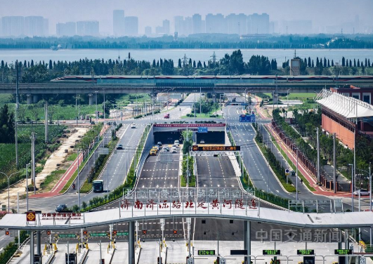 山东济南济泺路北延黄河隧道建成通车
