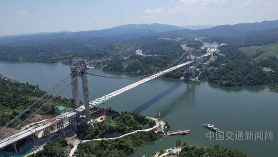 呼北高速公路张家界至官庄段洞庭溪沅水特大桥顺利合龙